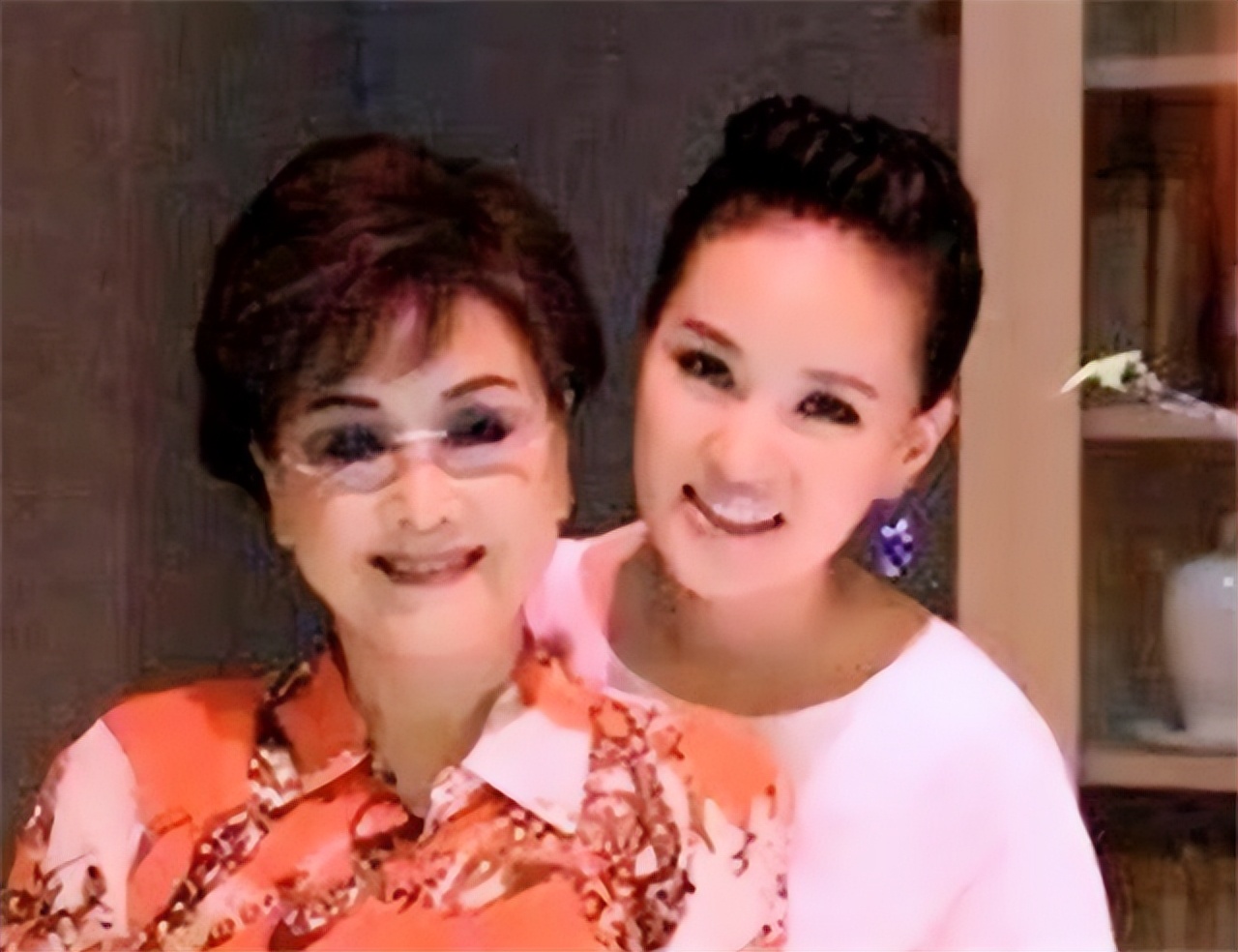 73岁李谷一全家近照曝光,73岁的李谷一全家近照曝光