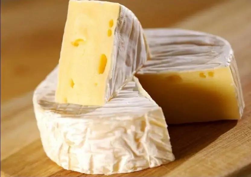 又咸又臭外面裹一层辣的奶酪,硬奶酪又臭又咸