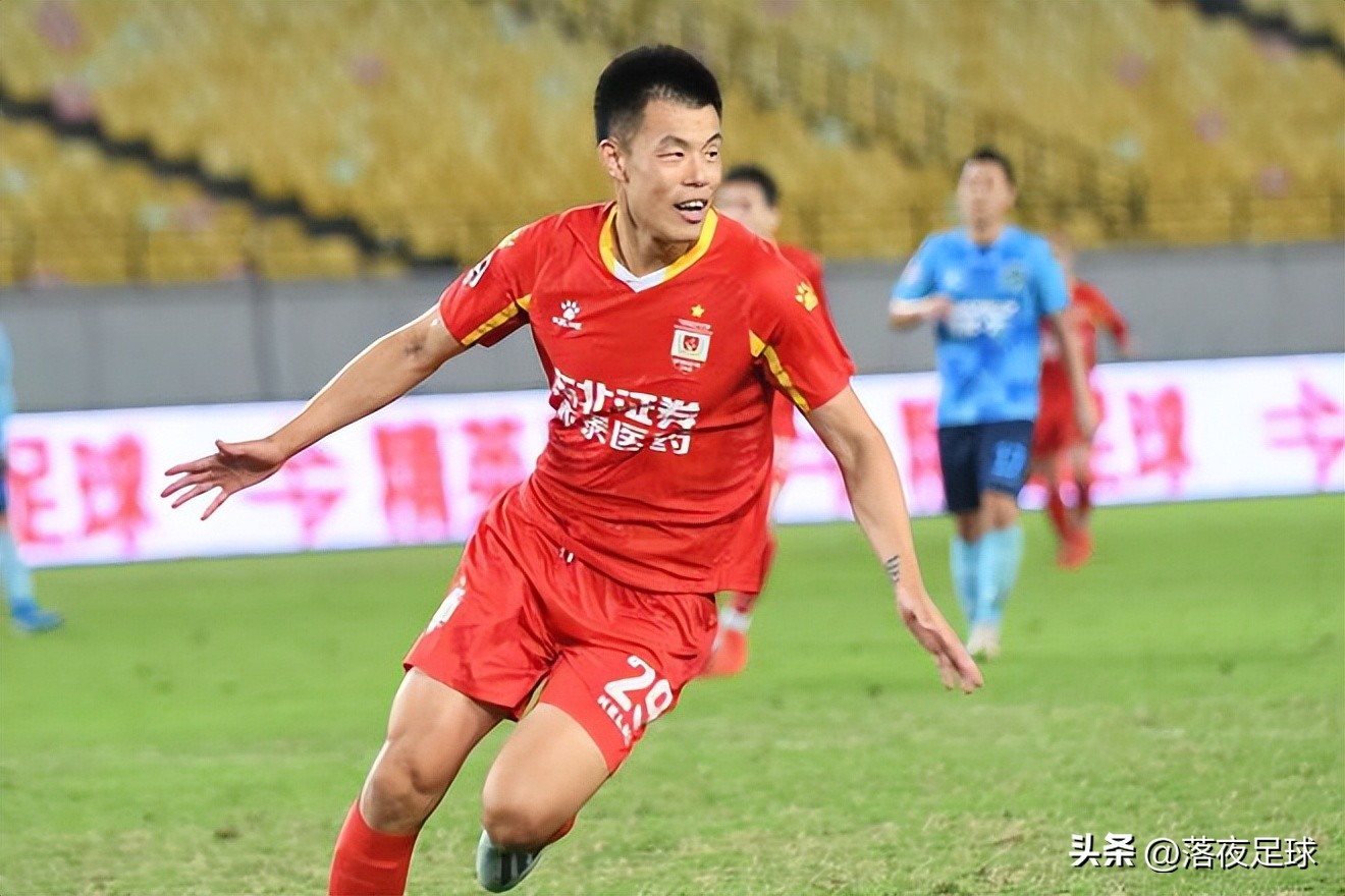 张玉宁最新比赛中国足球,张玉宁踢球视频张玉宁头槌破门