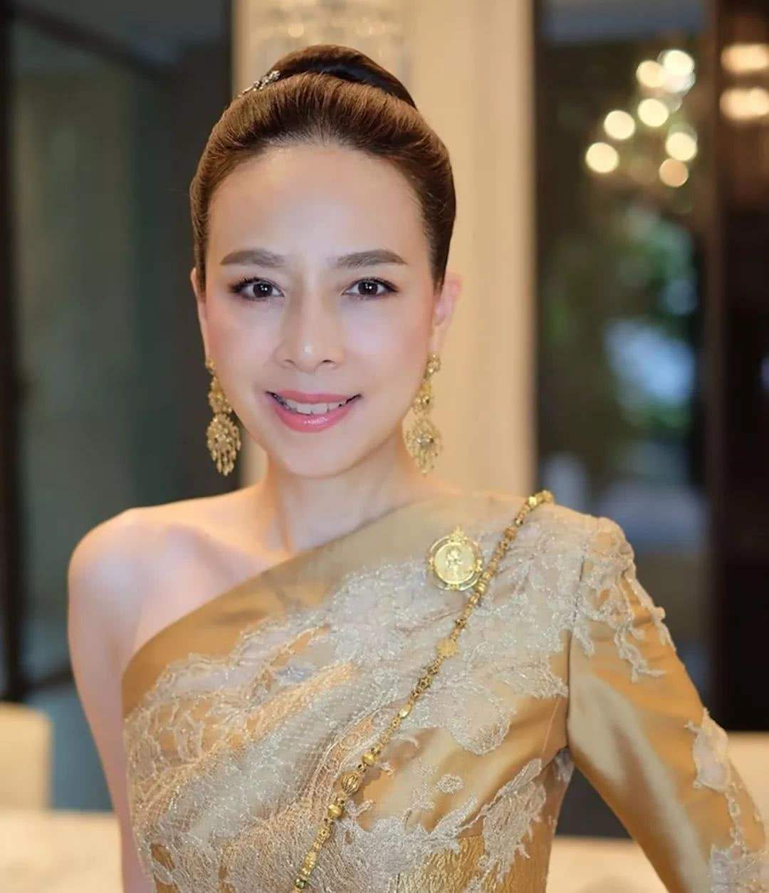 泰国华裔伍伦盼发带照,泰国华裔伍伦盼美照