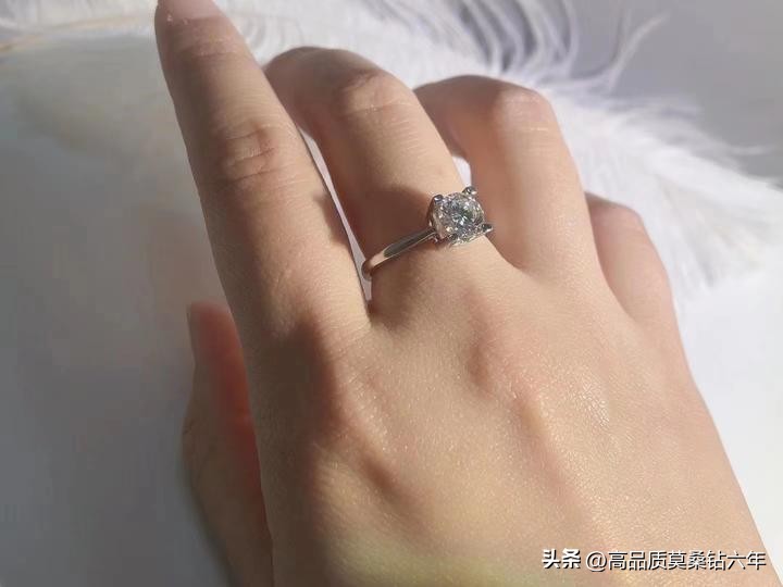 情侣钻戒推荐莫桑钻,钻戒跟莫桑钻买哪个好看