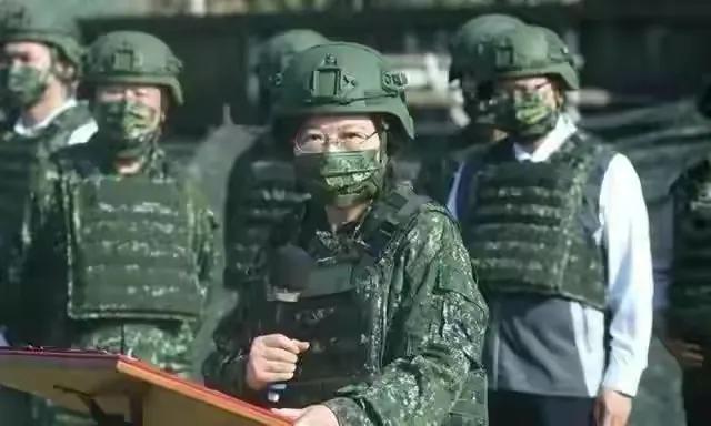 表情慌张，蔡英文第一次听到解放军喊话被吓到，台军慌忙打圆场