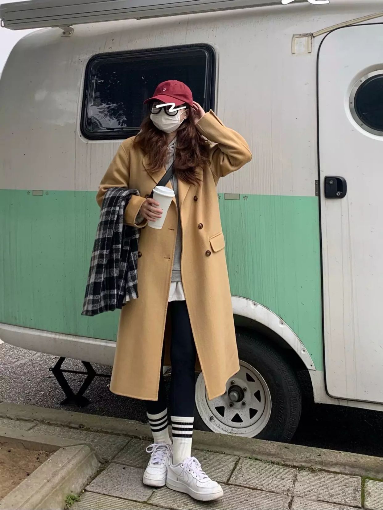 白色羽绒服搭配鲨鱼裤马丁靴 (长款羽绒服搭配鲨鱼裤烟管靴)