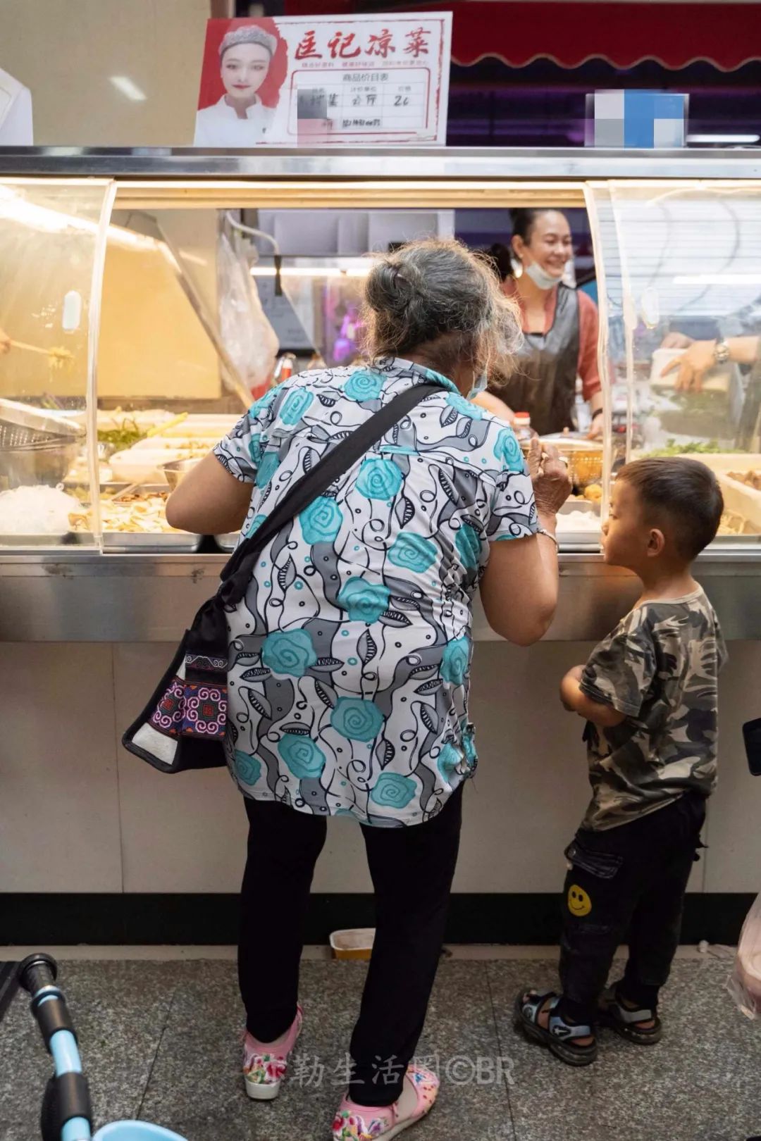 红河州有个“凉菜西施”，4㎡的小摊火了15年，一个月能卖10吨菜