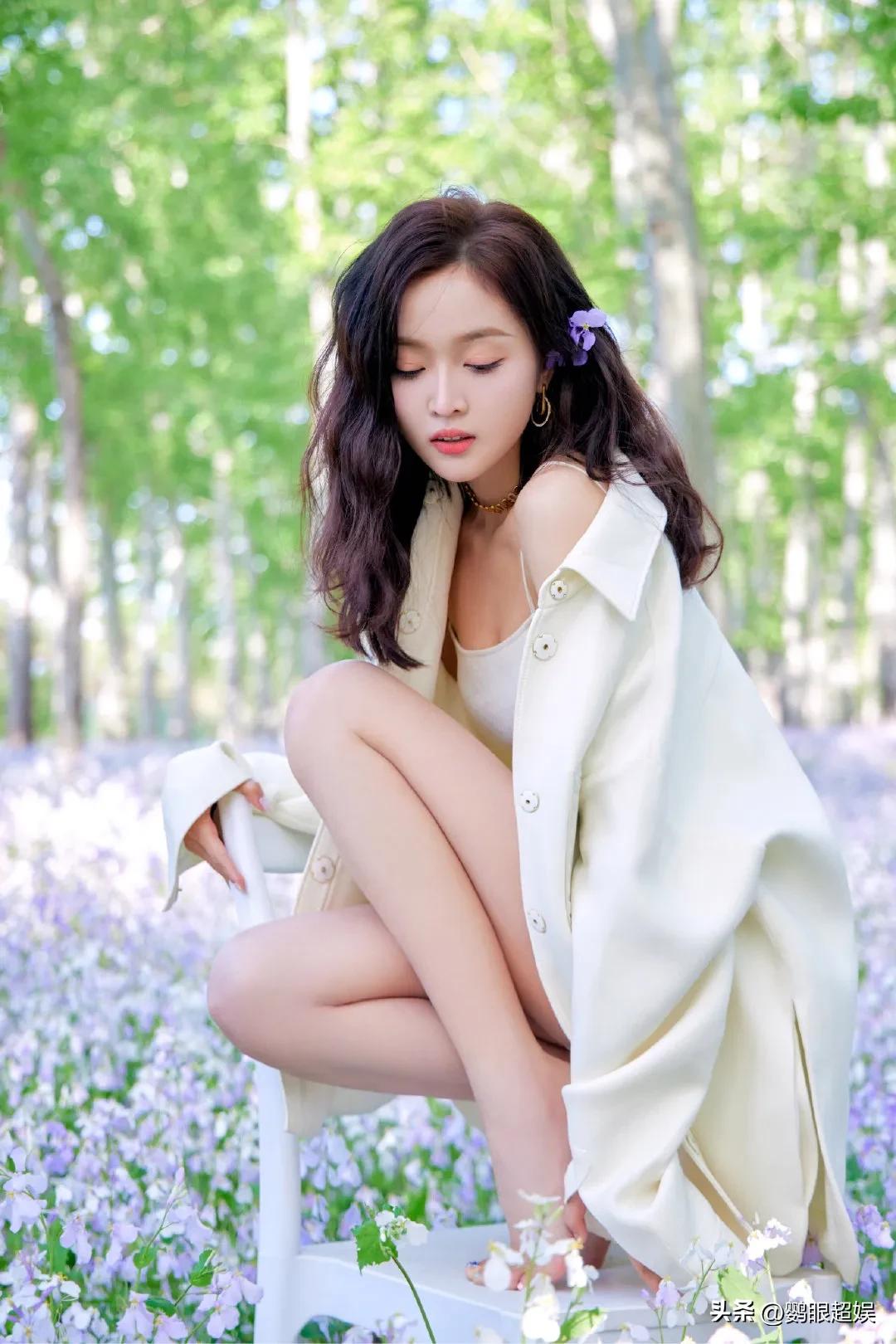 吴宣仪白色吊带长裙造型,吴宣仪彩色吊带裙写真