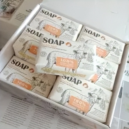 洗完澡身上痒还起皮是怎么回事,洗完澡皮肤干燥起皮浑身痒