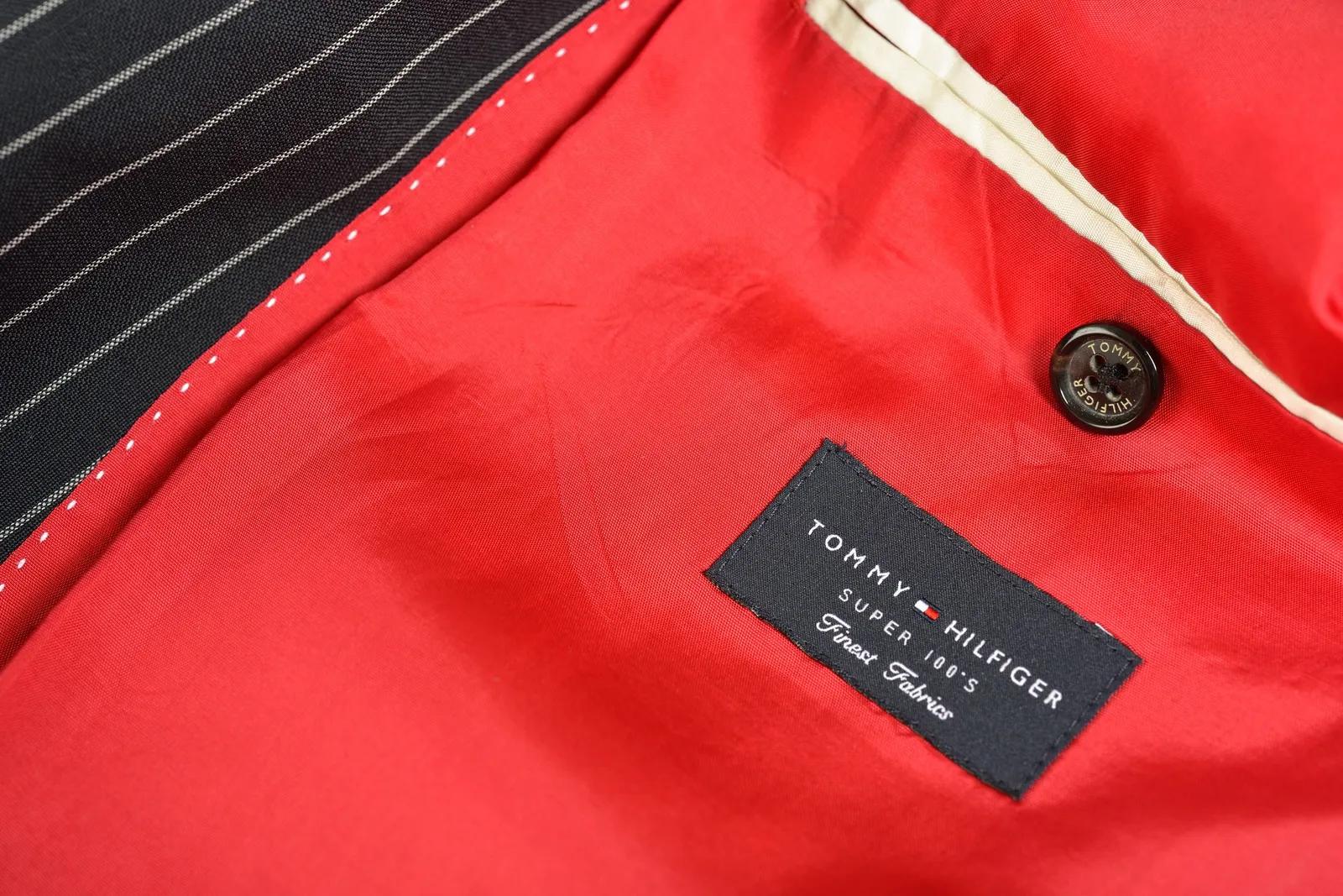 西装袖子上的商标拆不拆,西装袖子上的商标为什么要折