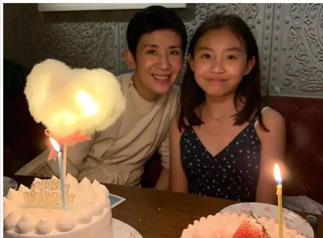 吴君如女儿多少岁正式出道了,吴君如的女儿有几个