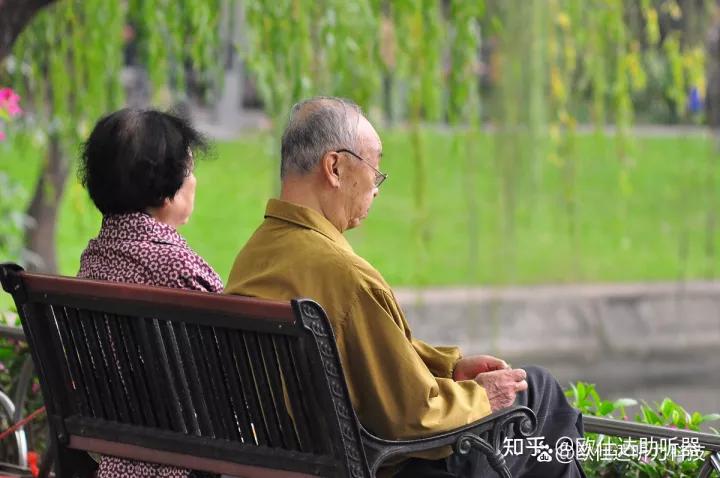 耳鸣耳聋有什么缓解方法？助听器能改善吗？三四千的有没有效果？