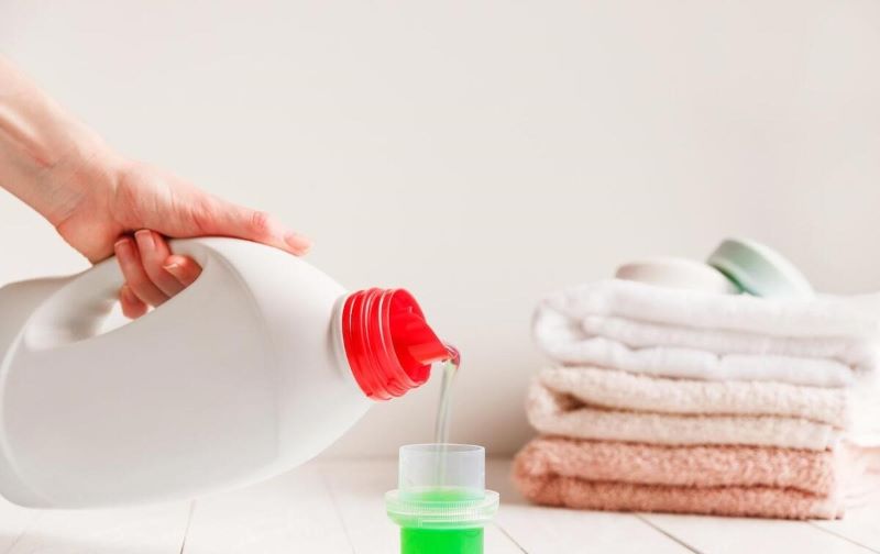 洗衣服放多了洗衣液怎么处理,洗衣服放两种洗衣液会怎么样