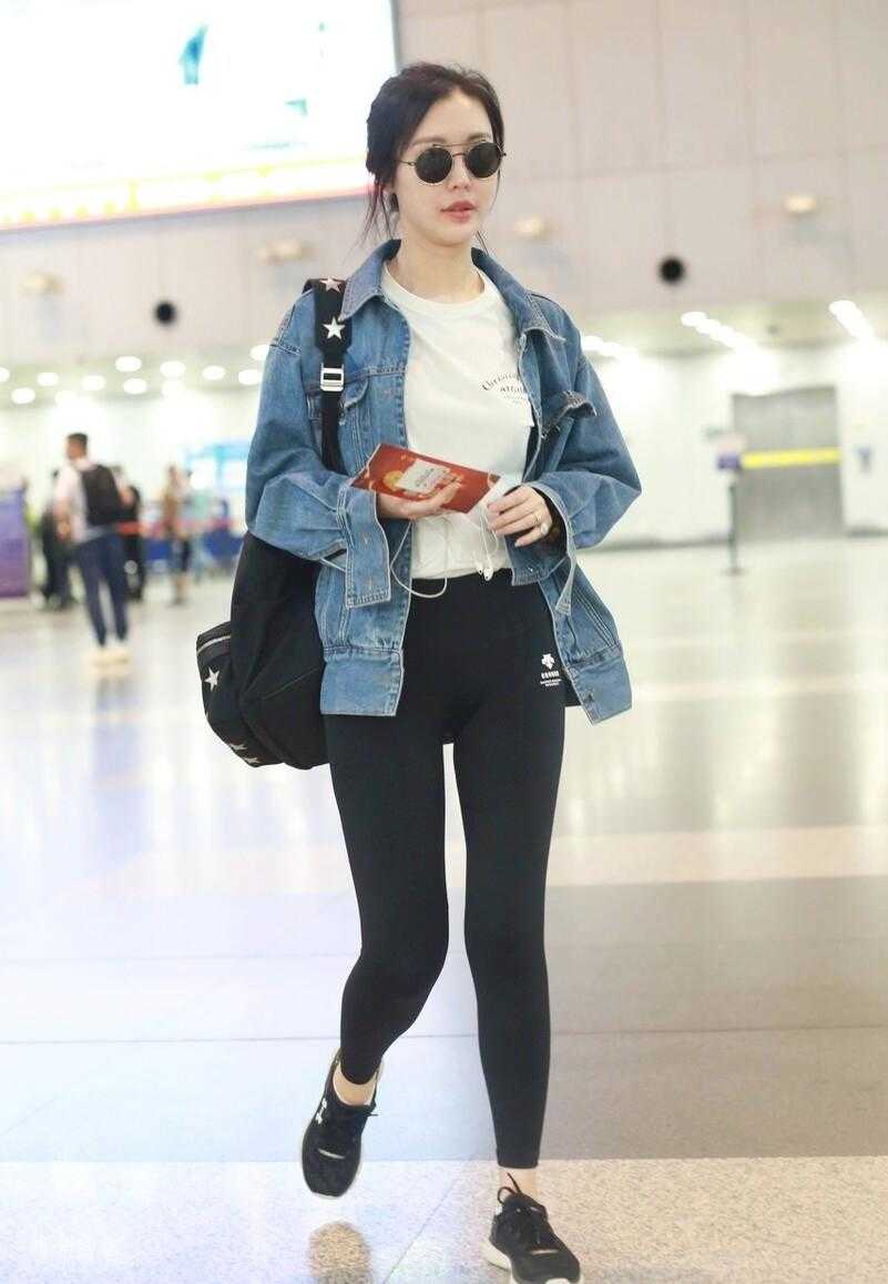 田朴珺衬衫条纹坐姿事业线凹造型,田朴珺穿西装长裤