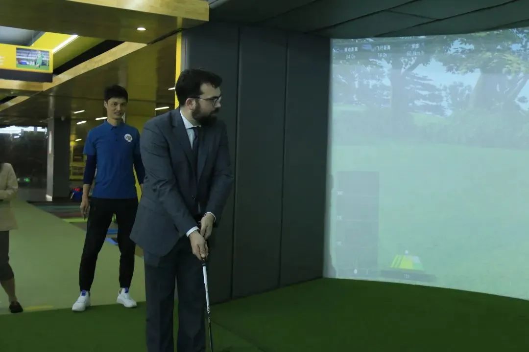 法国欧坦市市长一行来渝交流考察,法国欧坦市市长访问学校