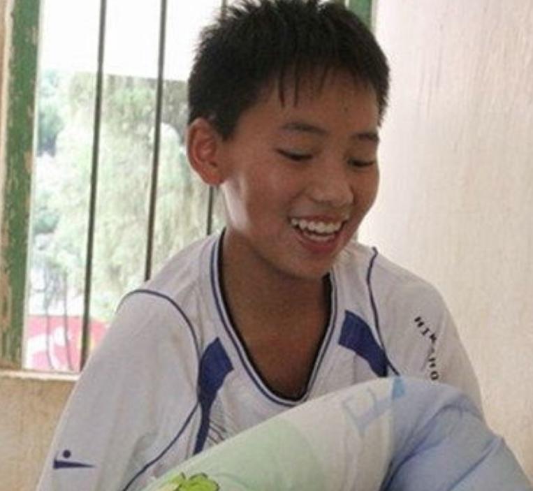 孤儿杨六斤最近情况,广西孤儿杨六斤现状视频