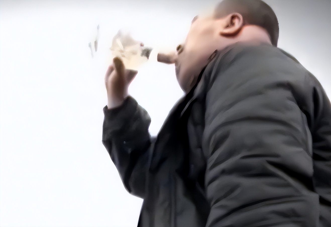 男子一年喝一千斤酒膀子像河马,男子喝酒脖子变河马脖