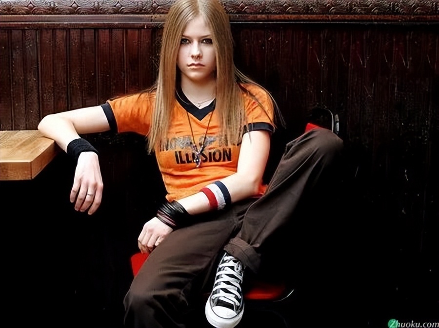 18岁的艾薇儿现状,36岁艾薇儿经历5年人生