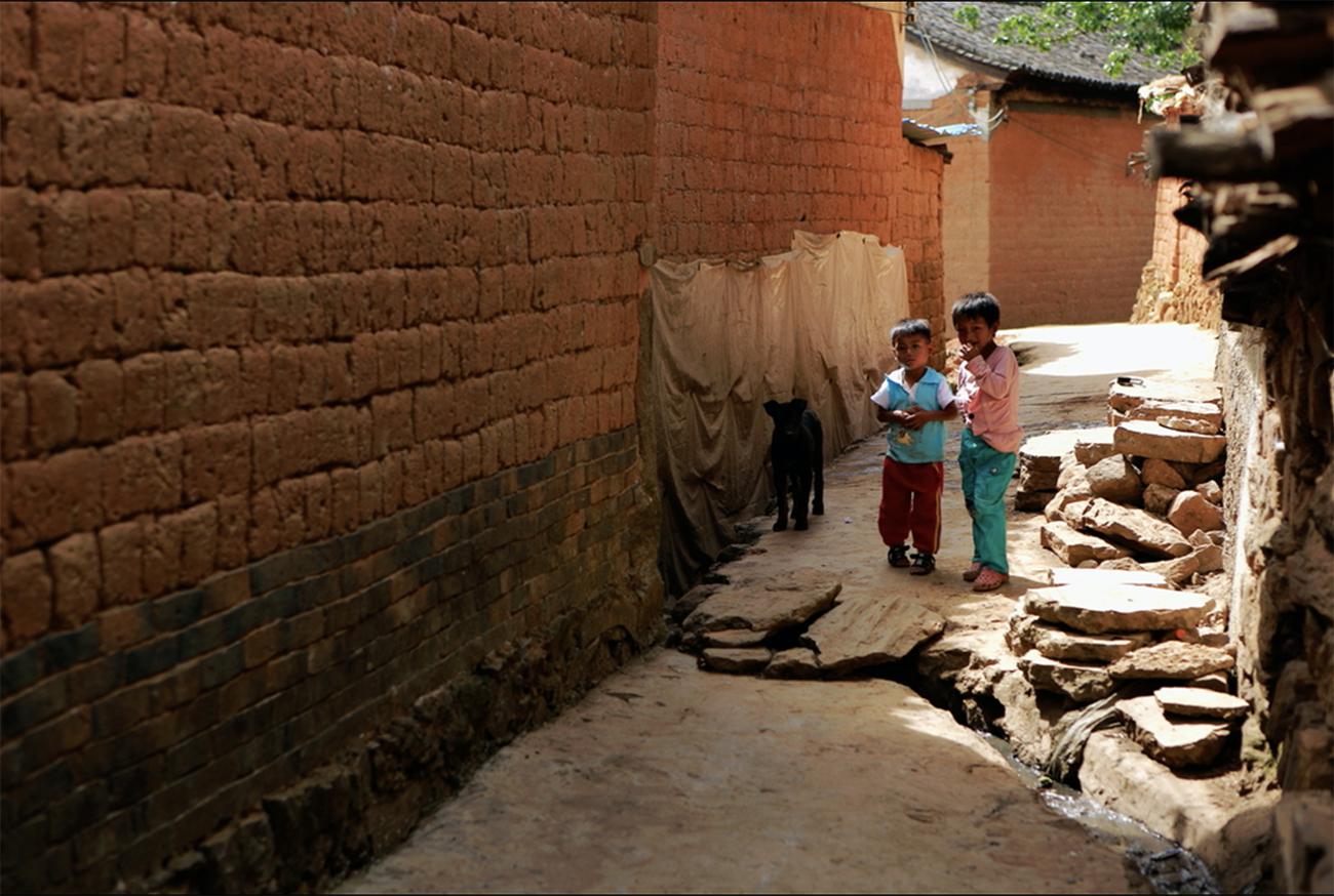 什么民族姑娘穿超短裤,哪个少数民族的女人都穿短裤