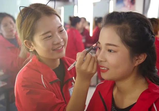 同样是女学生，读“技校”和读“高中”的区别多大，不是一点点