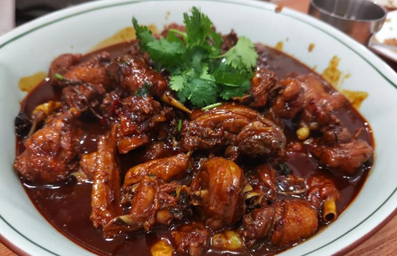 00后小情侣,在南京老面馆点了2份鳗鱼炒饭花了132,老板说不赚钱