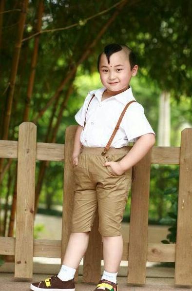 被注射抑生长剂，与女粉丝裸聊，这4位童星，真的被父母害惨了