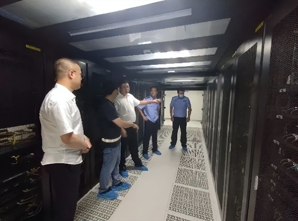 国庆我在岗执勤保平安,国庆我在岗网警