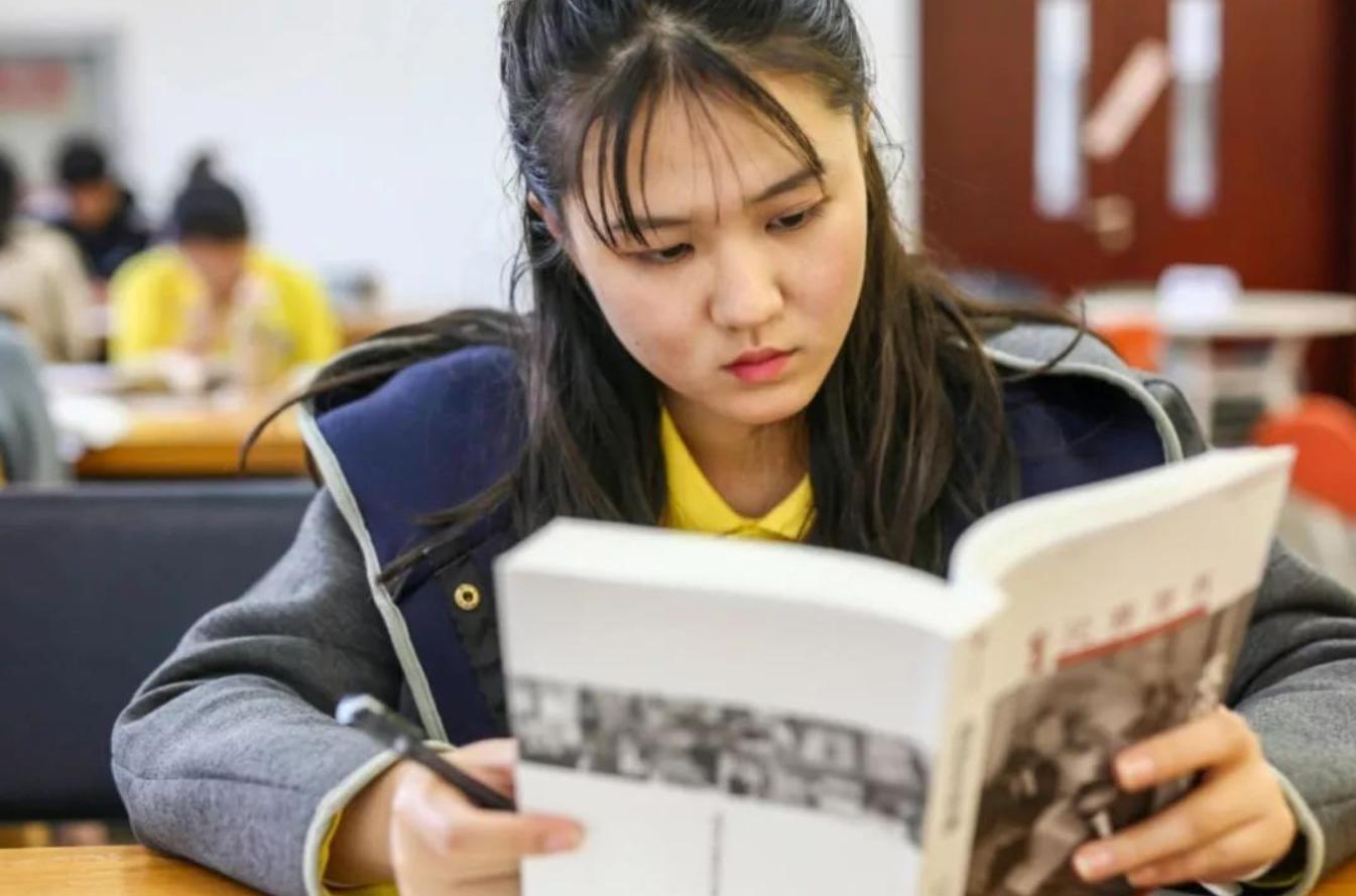 管好你们的学生！大学生在评论区要东西，洛阳理工神回复逗笑众人