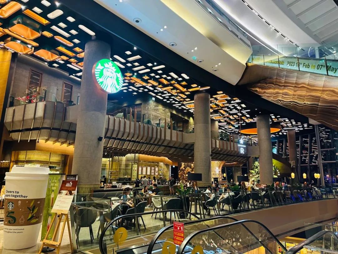 一对年轻夫妇在国外买房,一对英国夫妇靠100套房子收租