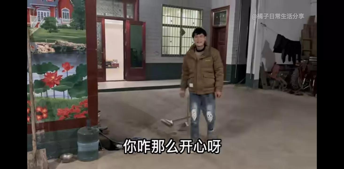 小贤半夜被橘子叫醒,小贤突然约橘子去他家吃饭