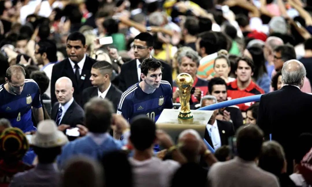 梅西有多渴望大力神杯,梅西亲吻大力神杯