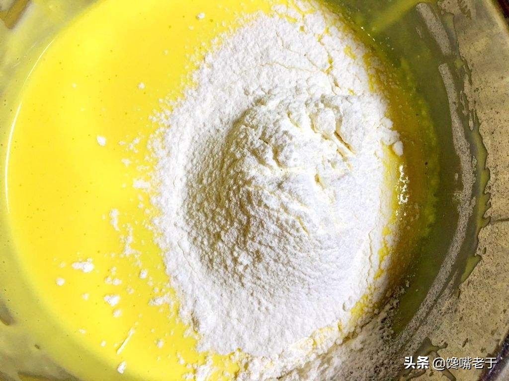 买面粉中筋和高筋哪个好,买面粉时怎样分别面粉好坏