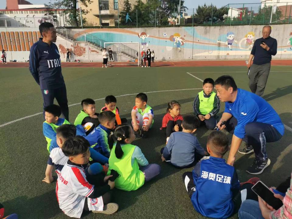 学校足球联赛打响,崂山区校园足球活动