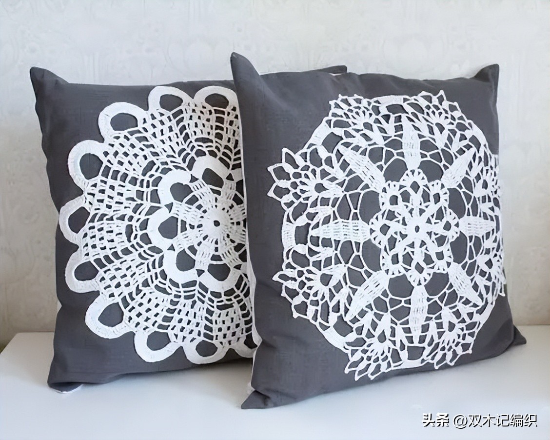钩好的几片蕾丝缝到布艺抱枕和包包上，身价立马倍升