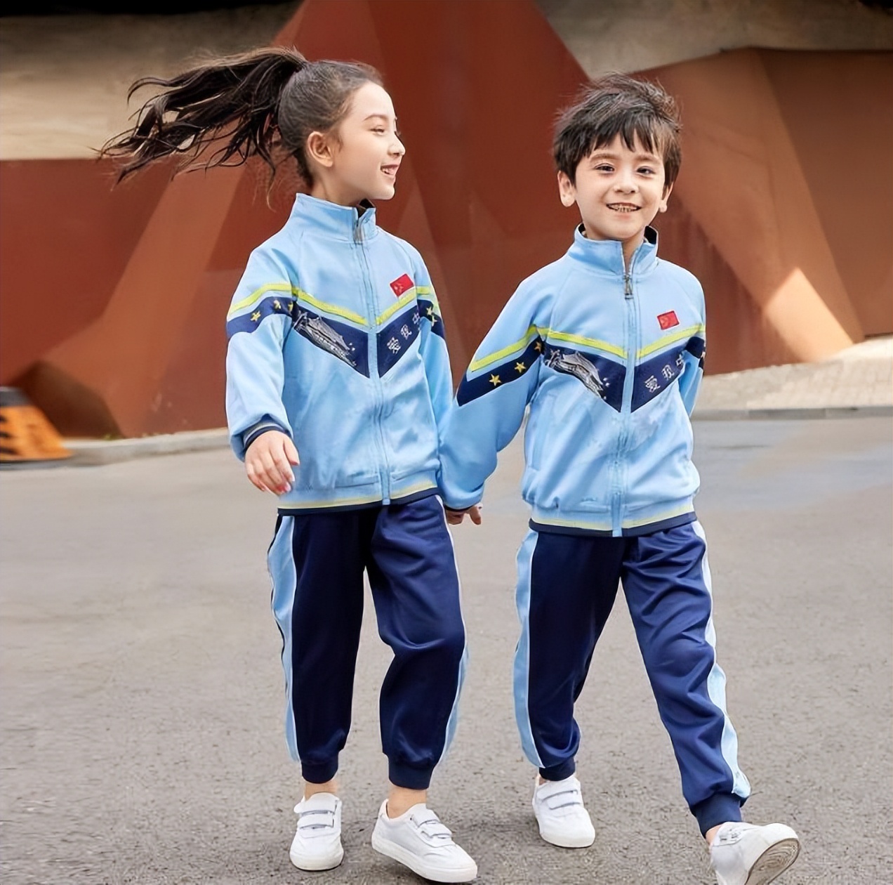 小学要求买高价校服,西安一小学买校服