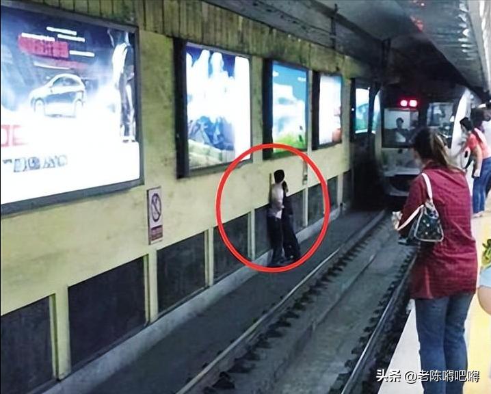 男子在公共场所裸露*体下**,强行让邻桌女性观看,三名女性被吓跑