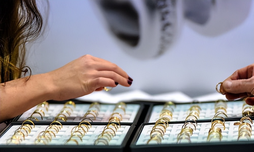 女子试戴耳环后被强制购买，商家的这种行为合法吗？法火监理网