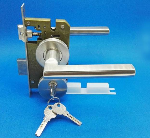 指纹锁安全还是开锁的安全,门锁指纹锁与钥匙哪个更安全