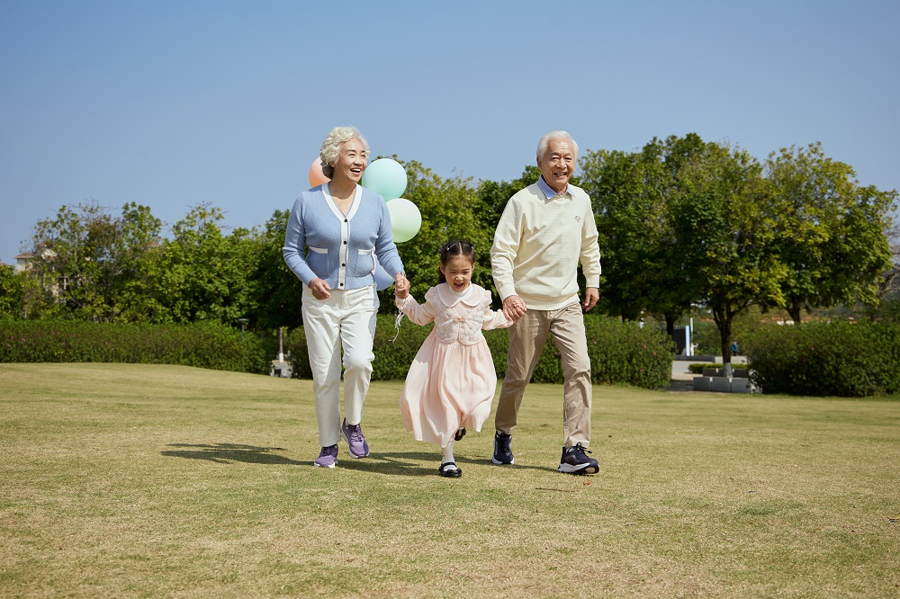 如何为老年人选鞋,掌握选鞋窍门老人未必要穿老人鞋