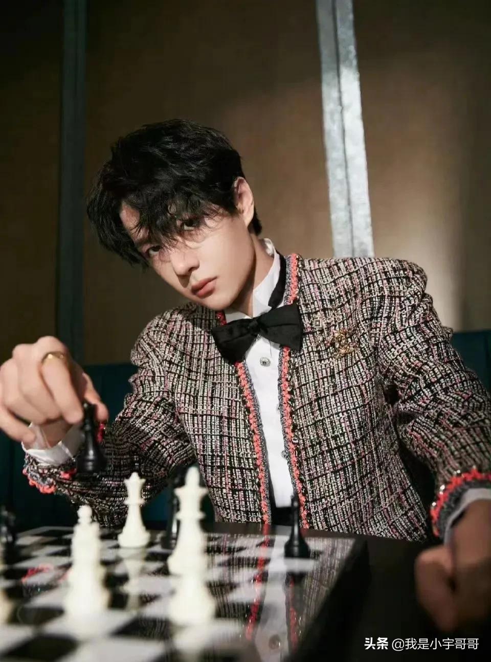 王一博棒球帽卷发,王一博的帅气发型雾霾蓝带一点卷