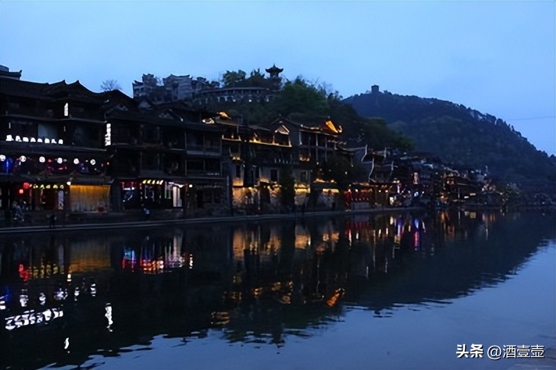 湖南凤凰古城沱江夜景诱人,湖南凤凰在水一方江景客栈