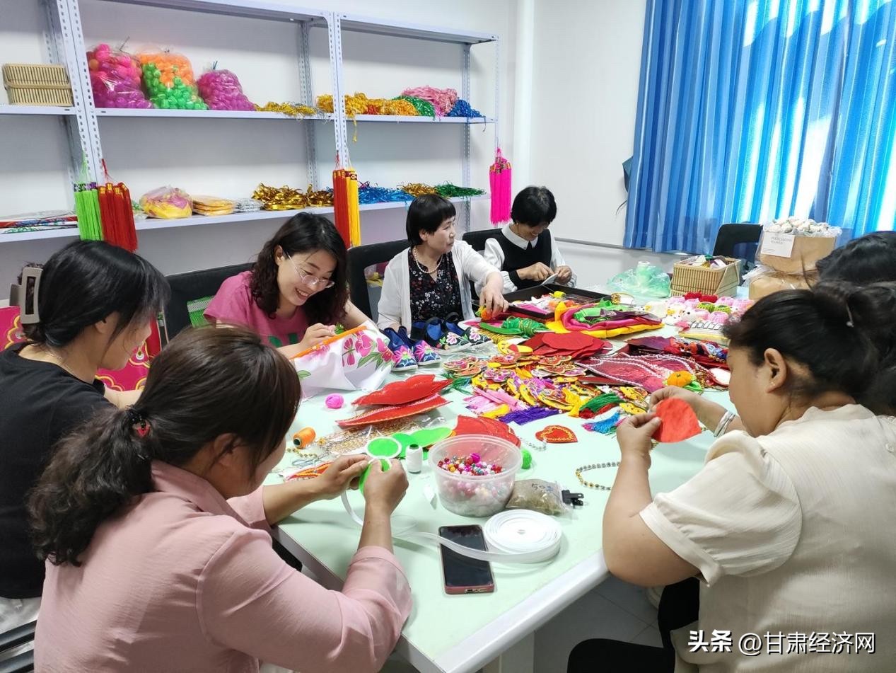 “地摊书记”盘活刺绣经济