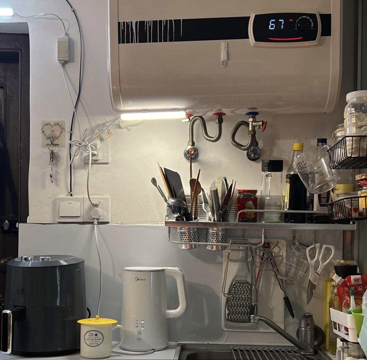 上海独居女生晒真实生活：总共8㎡，洗衣机当桌子，网友：窒息