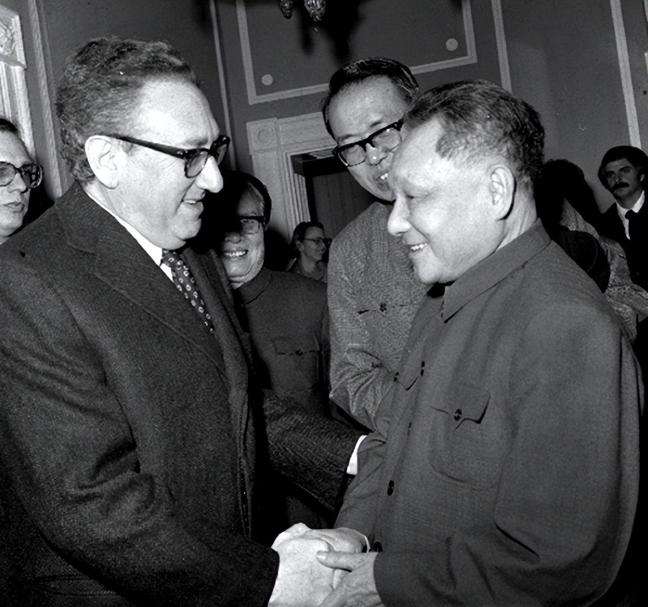 新中国为什么“亲苏反美”？