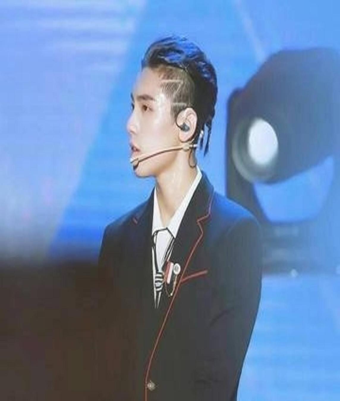 娱乐明星小啾啾风潮:时尚男神的魅力突破