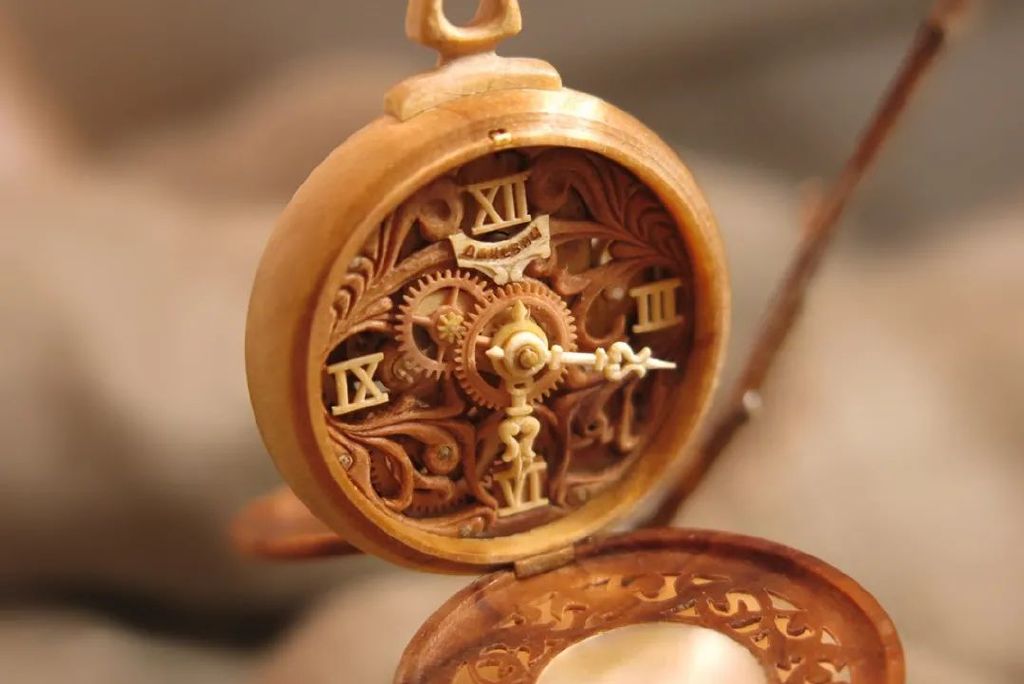 生于基辅,堪称乌克兰鲁班的他做表只用木头!连陀飞轮都是木制的