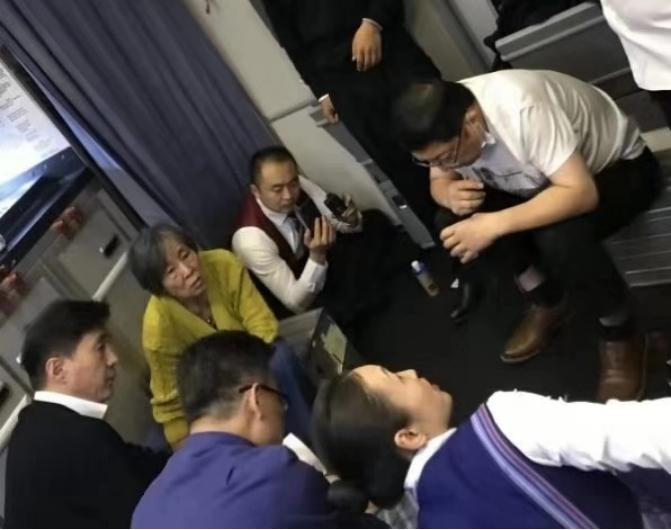 飞机上吸尿救病人,飞机上吸尿救人医者仁心令人动容
