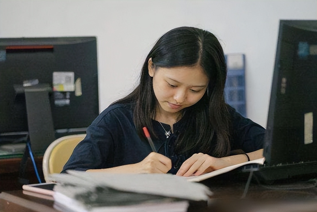 公务员工资真不高吗,公务员月薪不高为什么那么多人考