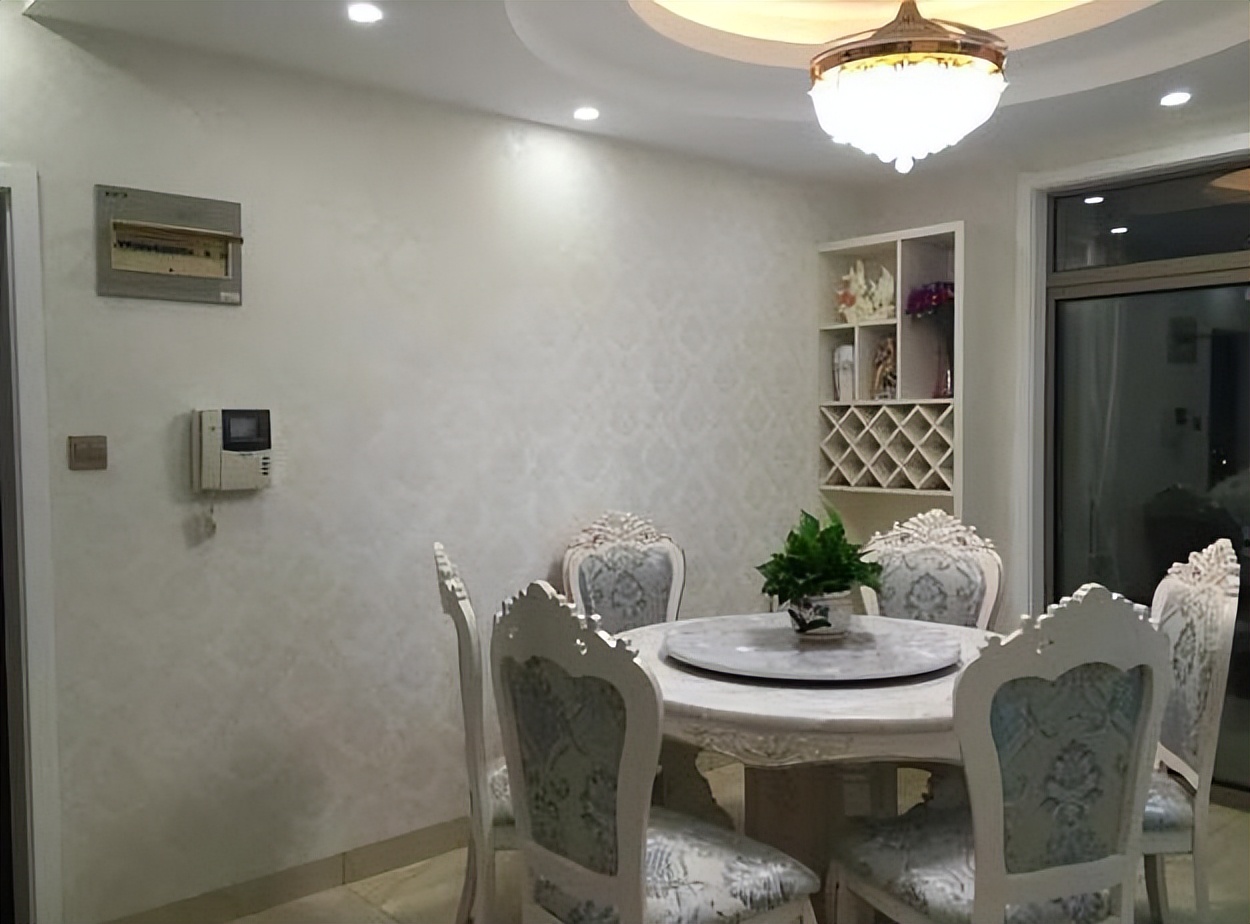 新房装修完毕,120平花了25万,客厅却被小姑子的十字绣毁了