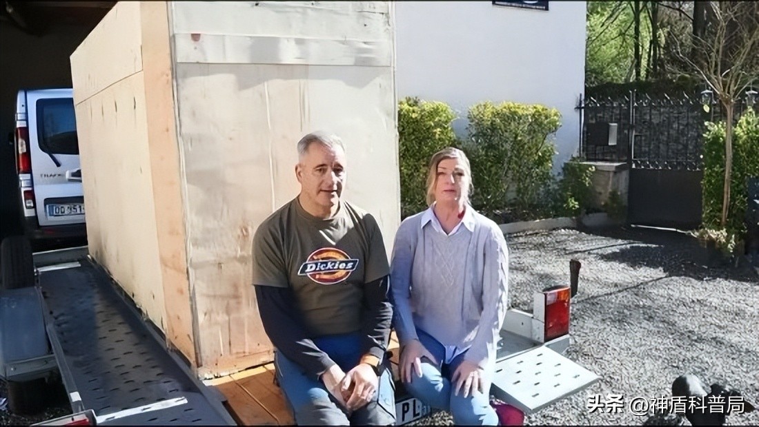 法国大爷网购中国迷你挖掘机,美国大爷买挖掘机