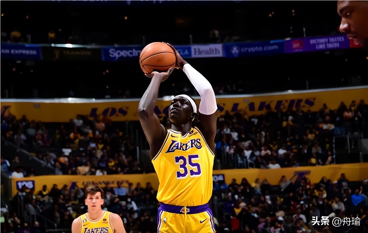 NBA早报：库里获大奖，欧文签名鞋5折，尼克斯禁止雷迪什接触媒体