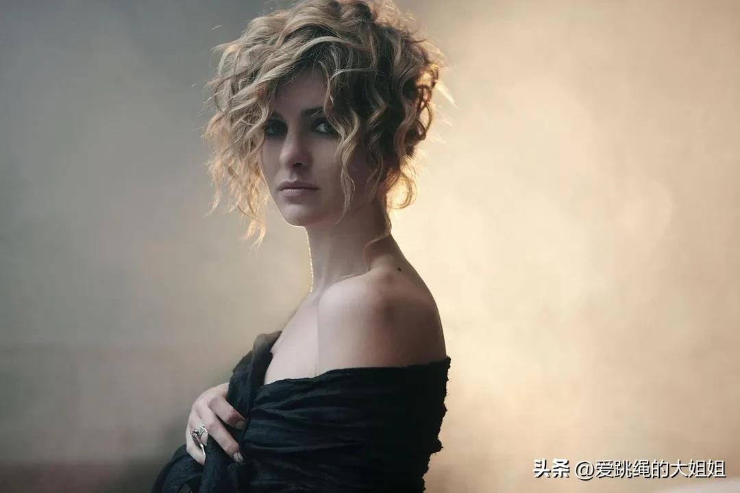 维多利亚普契尼写真图片,意大利泳装维多利亚