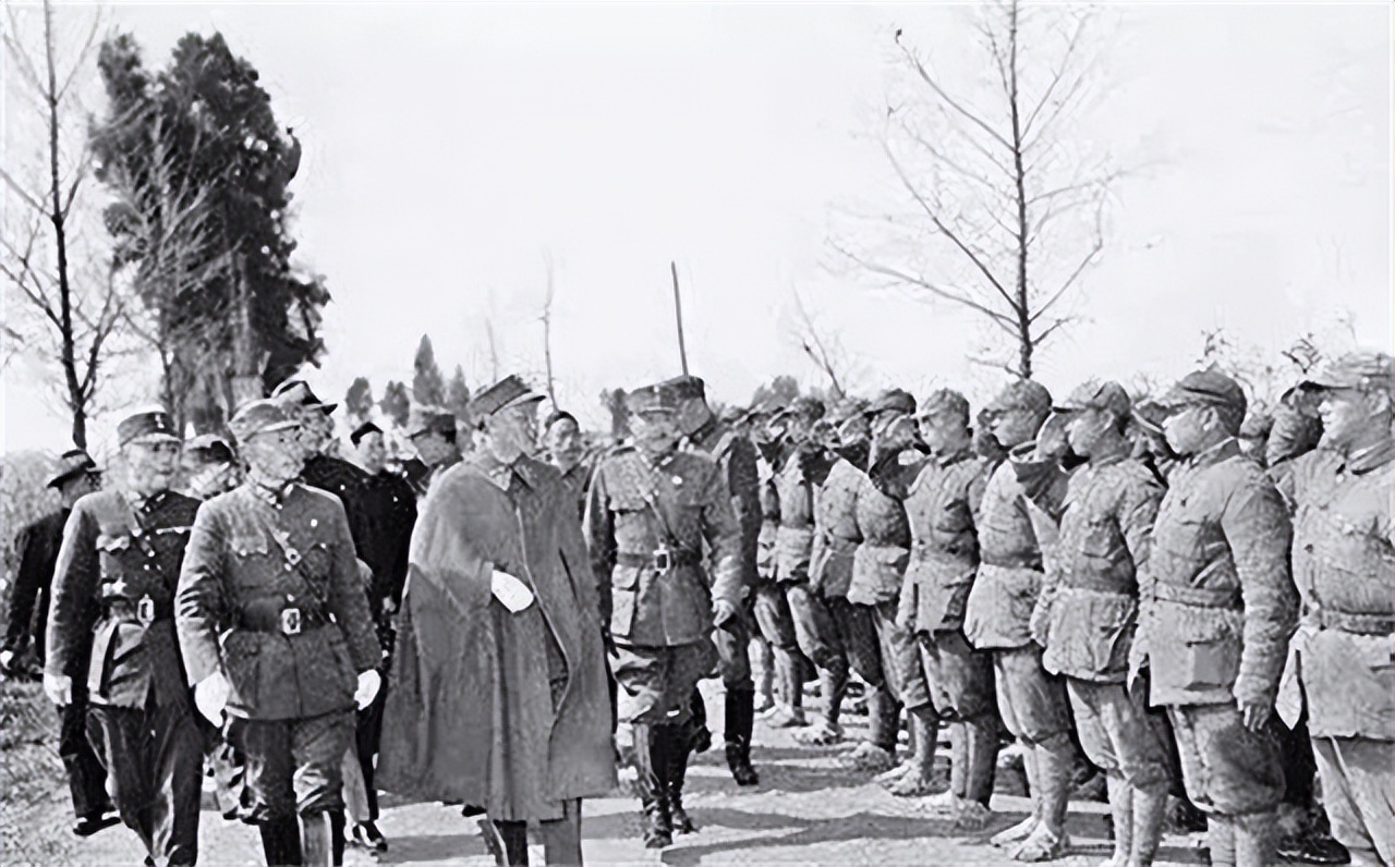 蒋军忍饥挨饿，蒋校长却空投“激励信”，士兵大骂：这有啥用